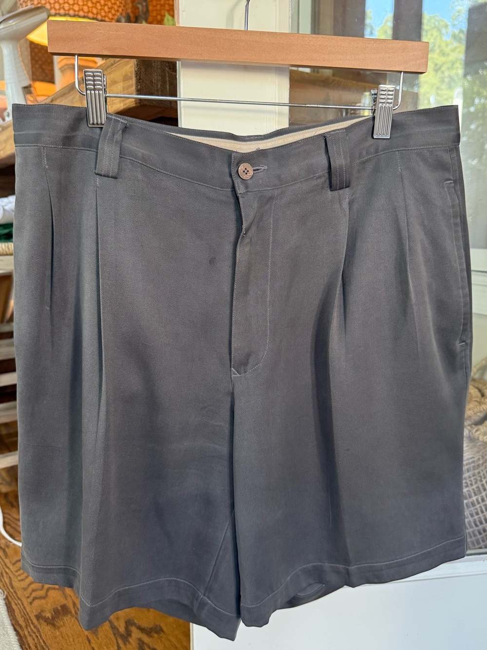 Tommy Bahama 100% Silk pleated Men's Dark Gray Shorts. Freshly dry cleaned Sz 34